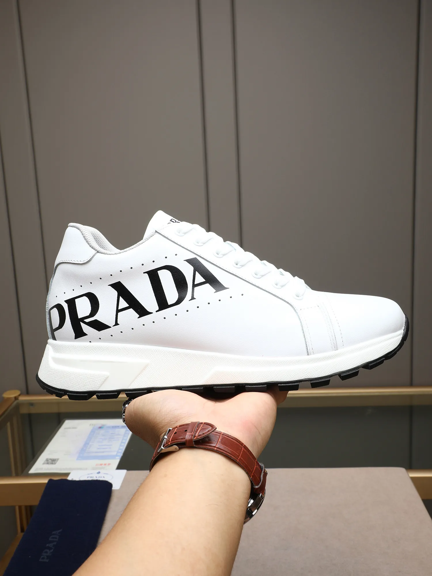 Men's shoes 💰460 PRADA's new model is on the market, the picture above is a must-sell! Fashionable casual men's shoes, trendy and versatile, relaxed and sporty style, imported cowhide leather uppers 3D printed and ultra-fine workmanship. Light and comfortable on the feet, available in 5 colors! 38-44(45 customized)